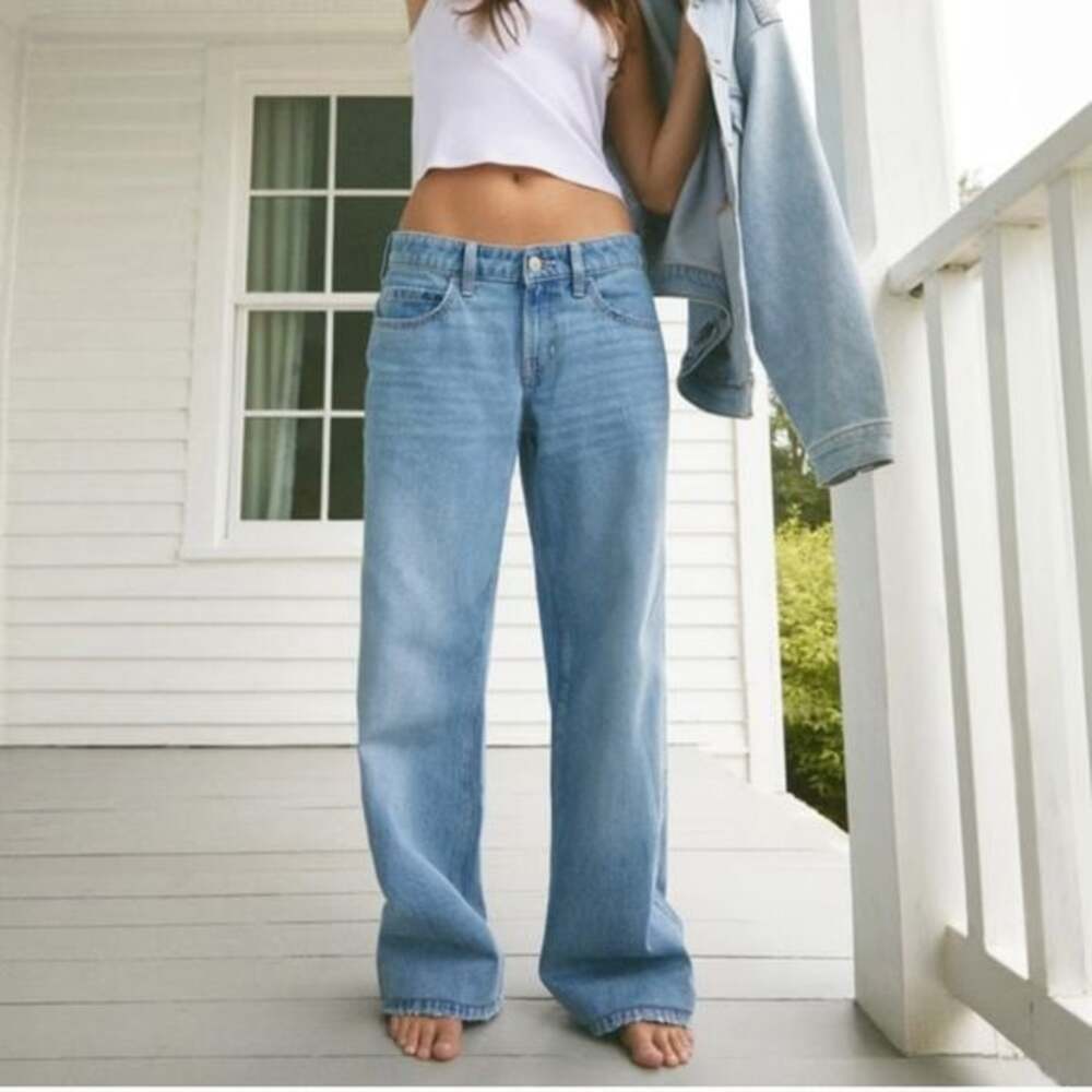 Hollister Low-Rise Medium Wash Baggy Jeans, size 10R, like new condition